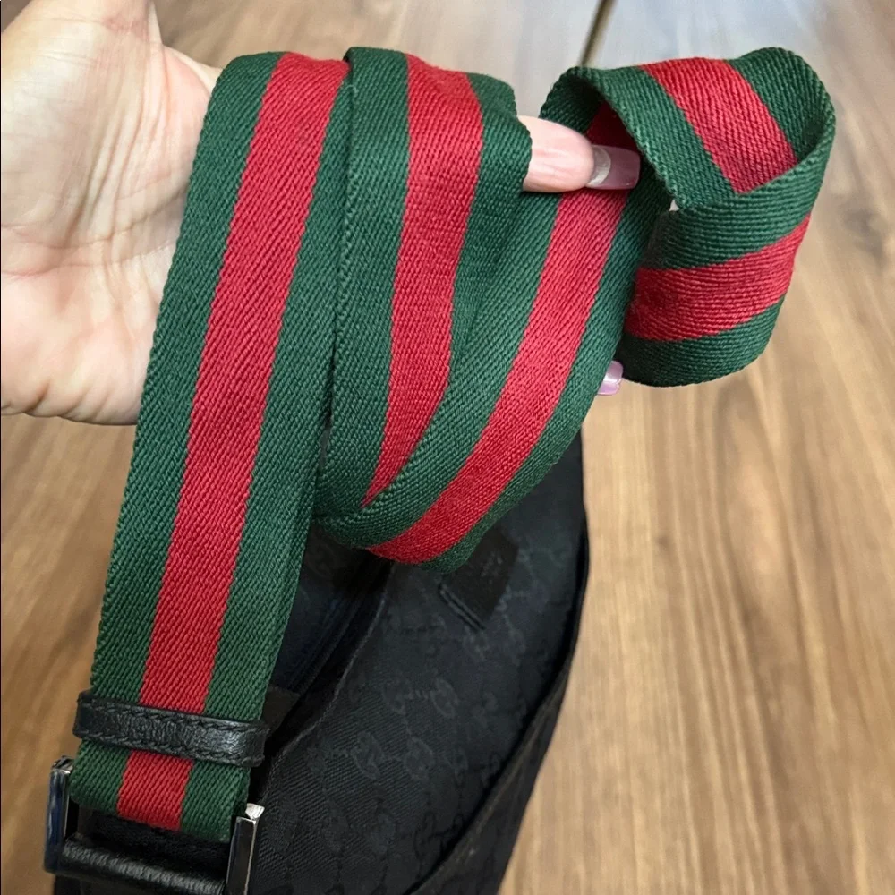 A519-  Gucci crossbody bag - Picture 11 of 16